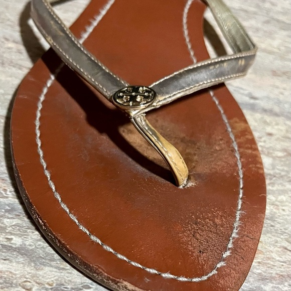 Tory Burch gold thong sandals - Picture 5 of 16